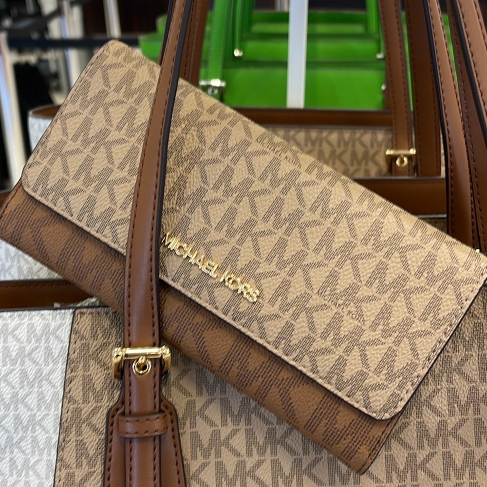 Michael Kors Jet Set Large Signature Logo Tri-Fold Wallet
Camel Multi 
NWT